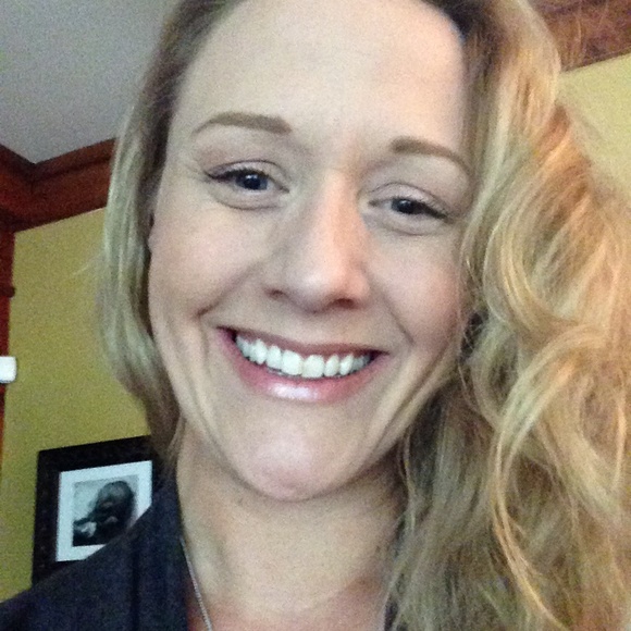 Profile Picture of Arianne Fizzell (@ariannefizzell) on Poshmark