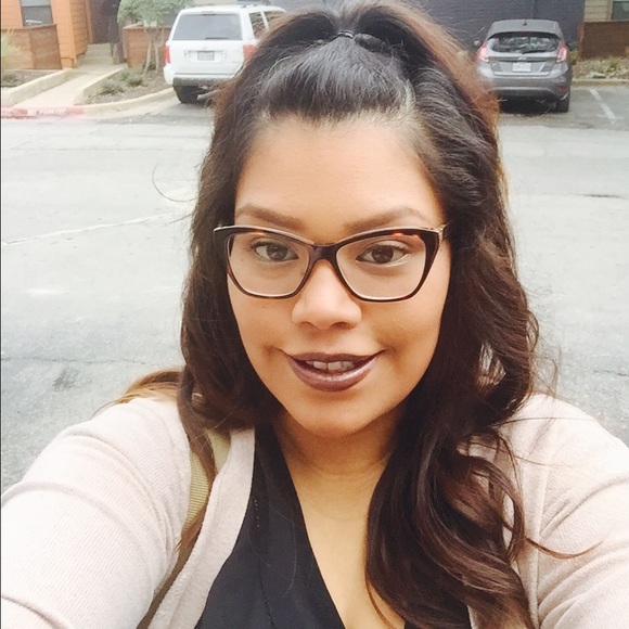 Profile Picture of Yesenia Lopez (@yesenia0827) on Poshmark