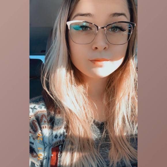 Profile Picture of Nicole Robinson-appel (@lovethen9ne) on Poshmark