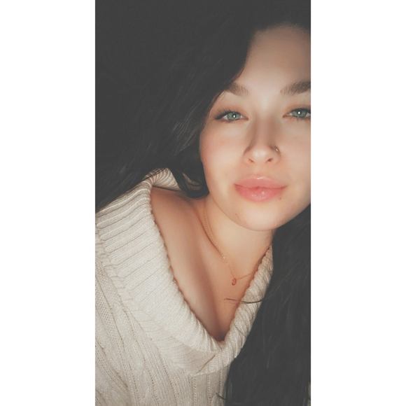 Profile Picture of Brianaa Summer (@brianaa000) on Poshmark