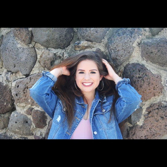 Profile Picture of Alayna Gronlund (@alayna_gronlund) on Poshmark
