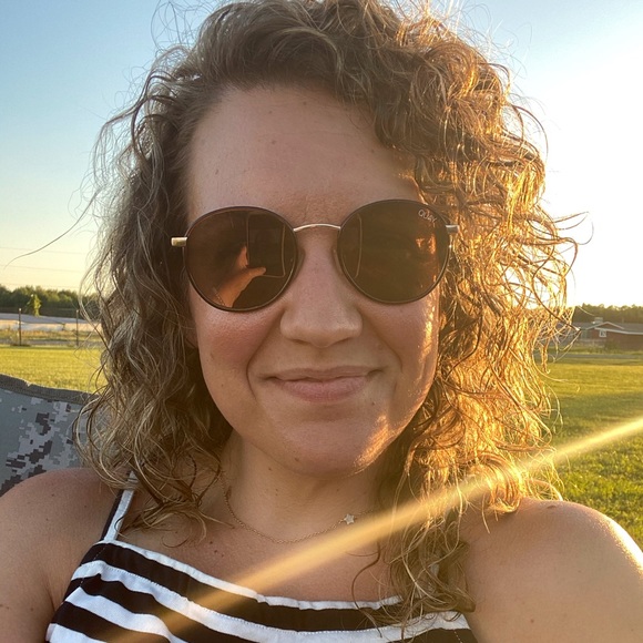 Profile Picture of Stephanie Geary (@smgeary) on Poshmark