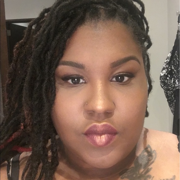 Profile Picture of Erni Snowd (@ernisnowd) on Poshmark