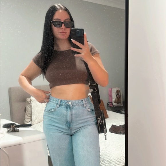 Profile Picture of Emily Woolaston (@emilywoolaston) on Poshmark