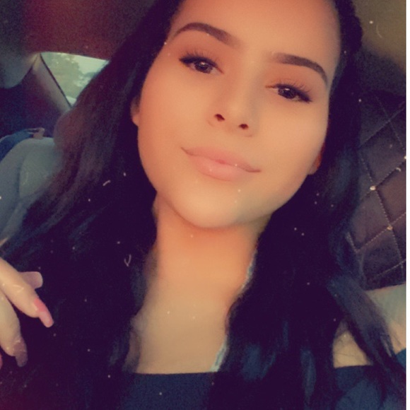 Profile Picture of Sarah Andrews (@sarahandrews204) on Poshmark