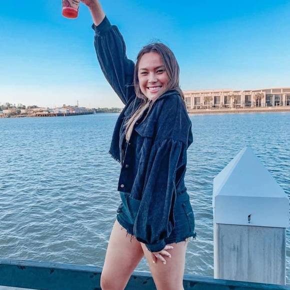 Brooke Foxman - Poshmark Profile Picture of Brooke Foxman (@brookefoxman) on Poshmark