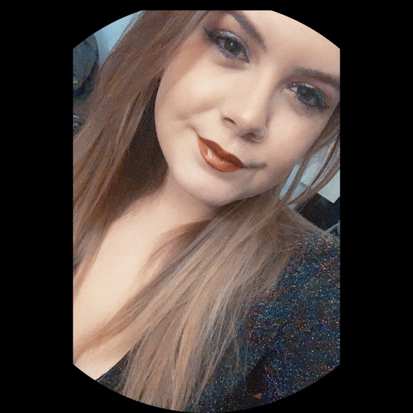 Profile Picture of Shawna Bird (@shawnasamantha) on Poshmark