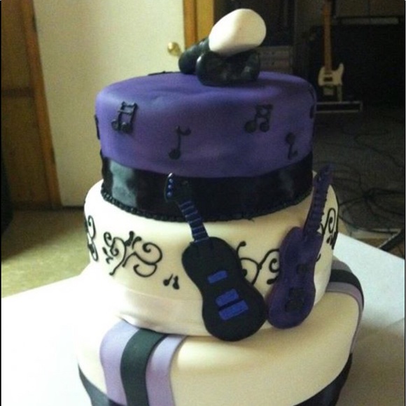 Profile Picture of Shawna Shields (@skhouchins) on Poshmark