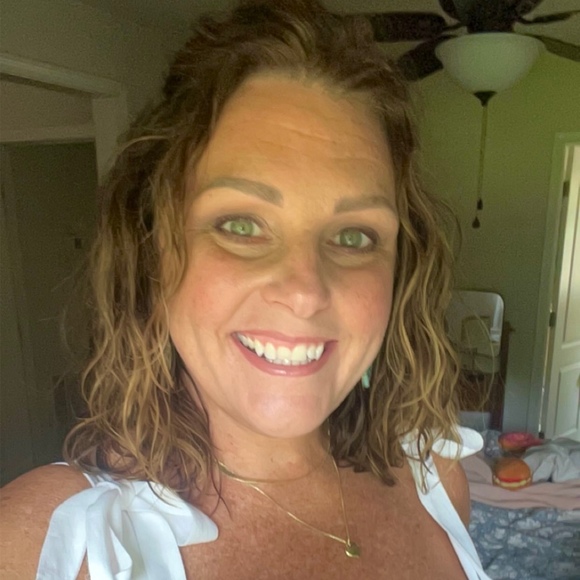 Profile Picture of Danielle Honeycutt (@dhoneycutt0919) on Poshmark