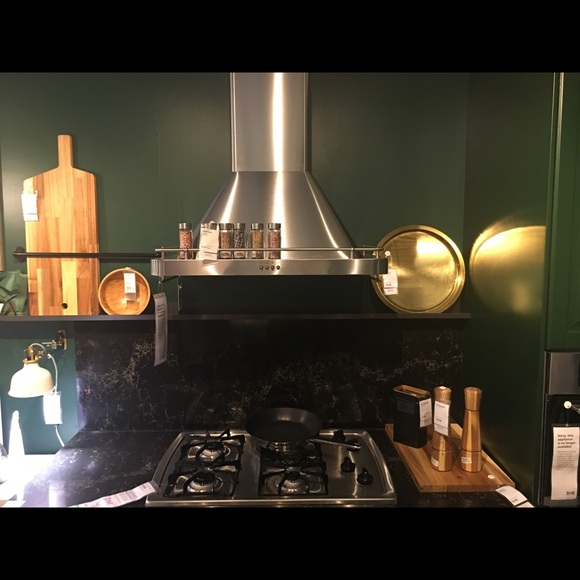 Profile Picture of Lisa Lathan (@lisal61) on Poshmark