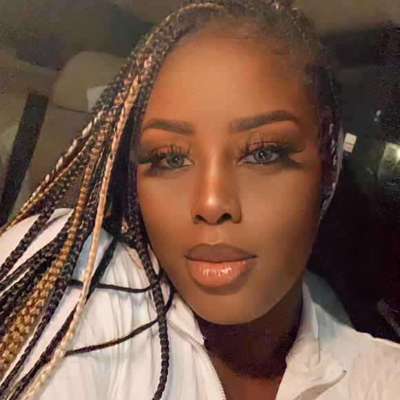 Profile Picture of Jonica Perrin (@j0___) on Poshmark