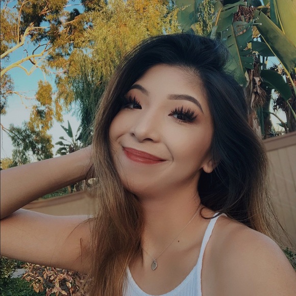 Profile Picture of Corrinne Santos (@corrinnesantos) on Poshmark