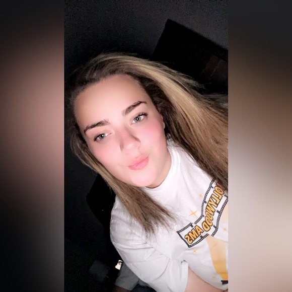 Profile Picture of Hailey Walls (@hailey_brianne) on Poshmark