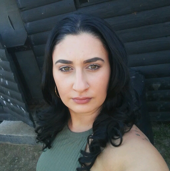 Lee Bergrin - Poshmark Profile Picture of Lee Bergrin (@lbee856) on Poshmark