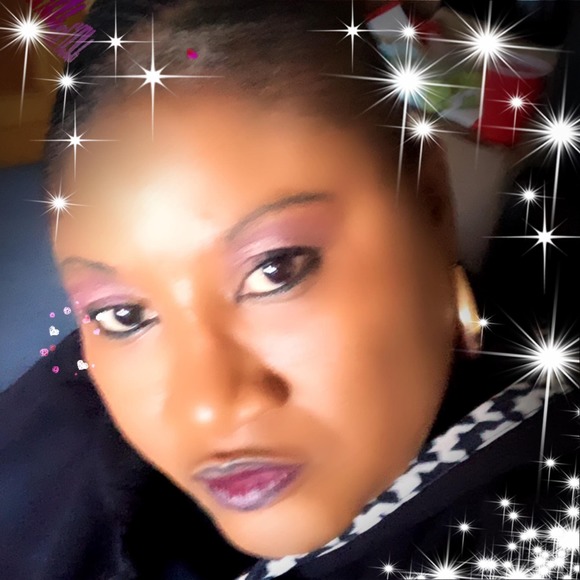 Profile Picture of Shelly Graves (@shellygraves925) on Poshmark