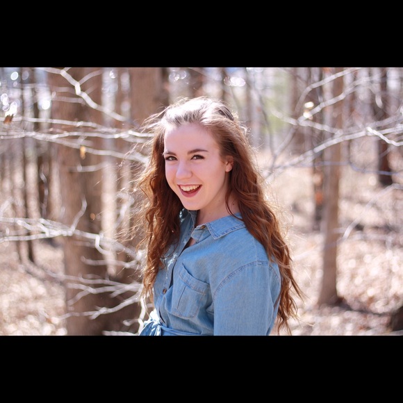 Profile Picture of Rileigh Smirl (@rileighsmirl) on Poshmark