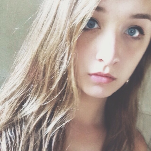 Profile Picture of Olivia Haarala (@oliviahaarala) on Poshmark