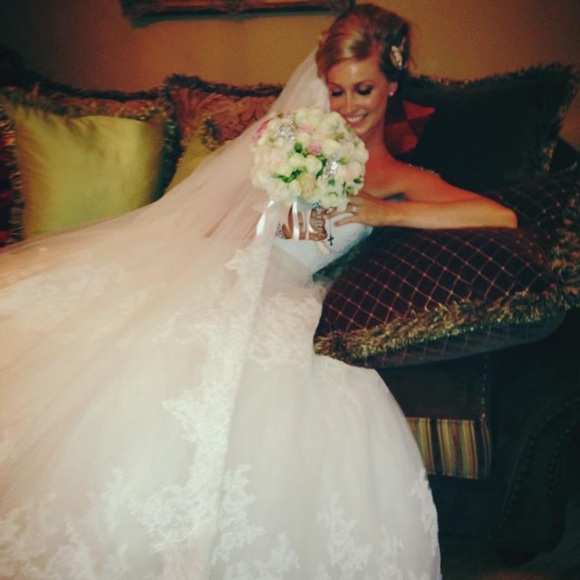 Profile Picture of Danielle Phelan (@daniellephelan) on Poshmark