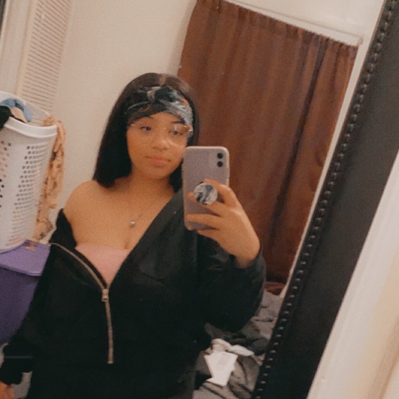 Profile Picture of Neeshia Hankerson (@neeshiah) on Poshmark