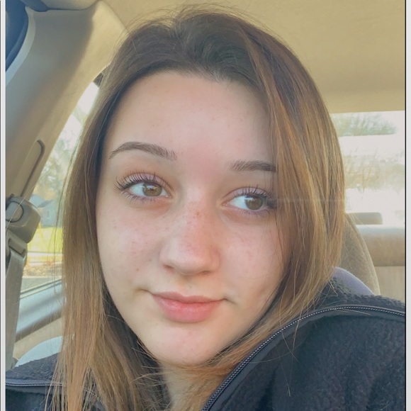 Profile Picture of Hailee Munhall (@haileem0) on Poshmark