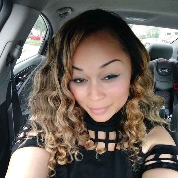 Profile Picture of Roselyn Thomas (@roselynt1030) on Poshmark