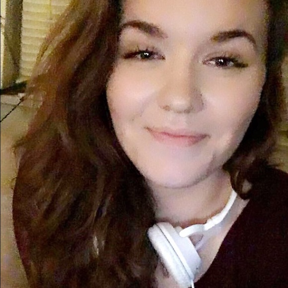 Profile Picture of Hannah Spraggins (@hannahspraggins) on Poshmark