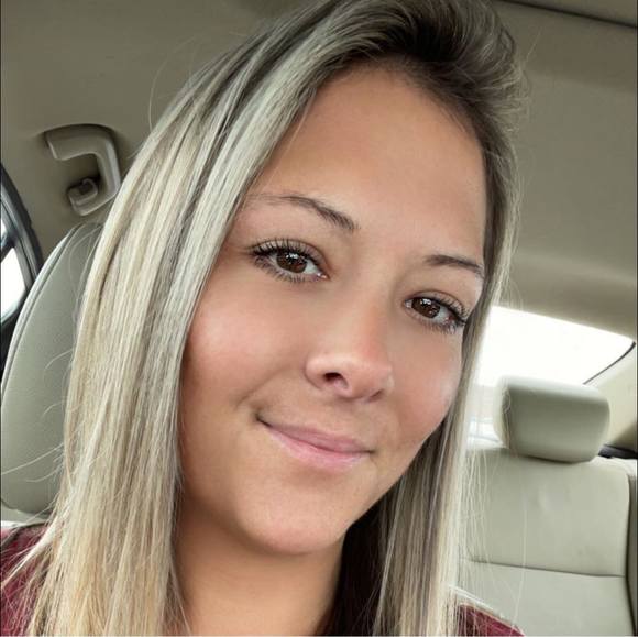 Profile Picture of Laurinda Anderson (@laurindaanderso) on Poshmark