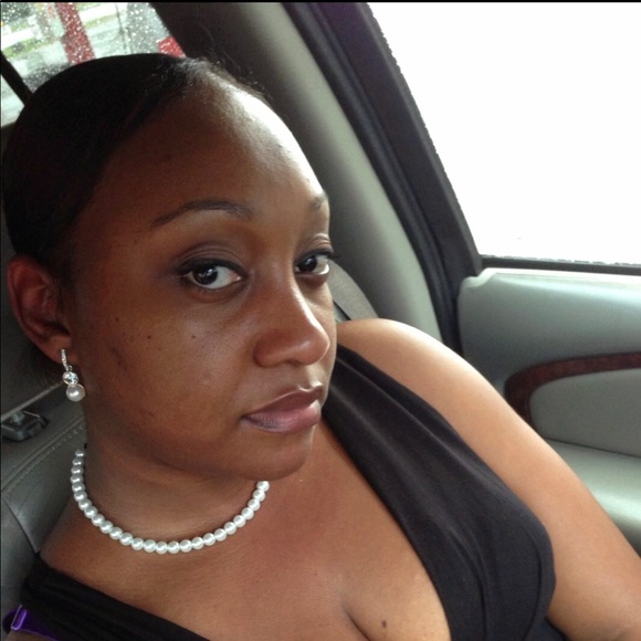 Profile Picture of Emma Oliver (@dolldiva_24) on Poshmark