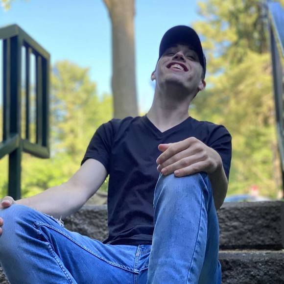 Profile Picture of Spencer Barner (@spencer_barner) on Poshmark