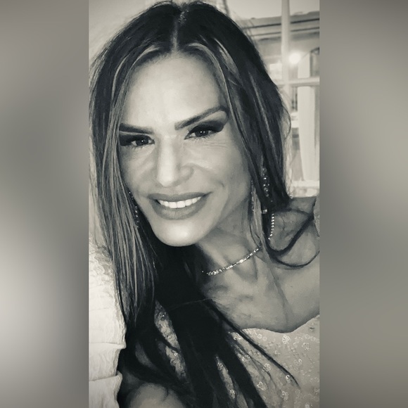 Profile Picture of Michelle Decotiis (@23mich_decotiis) on Poshmark