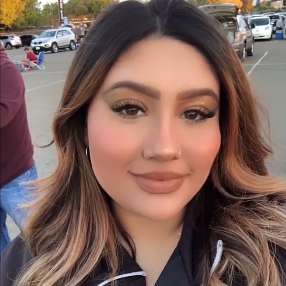 Profile Picture of Juliana Ballesteros (@julesjulies) on Poshmark