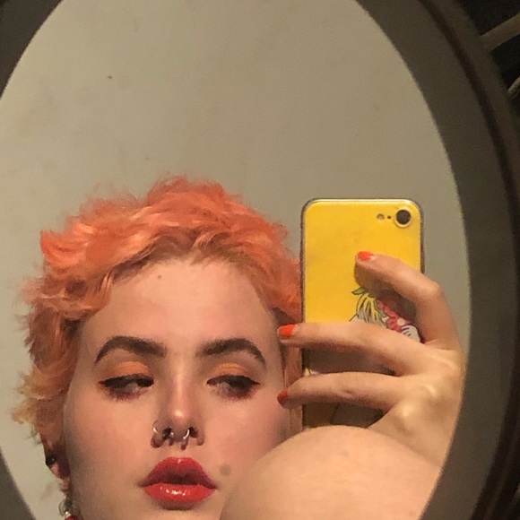 Profile Picture of Lucy Andrew (@squeemqueen) on Poshmark