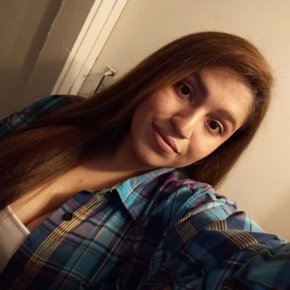 Profile Picture of Evelyn Serrata (@evelyns1996) on Poshmark