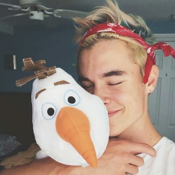 Profile Picture of Abril Varona (@abrilvarona) on Poshmark