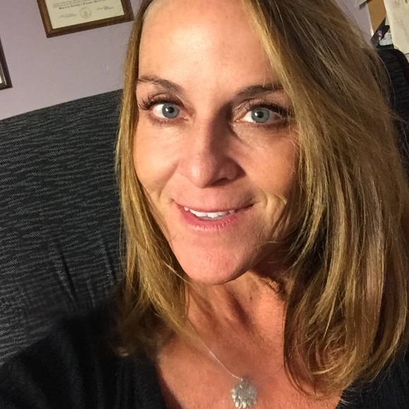 Profile Picture of Denise Manzolillo (@dzese65) on Poshmark