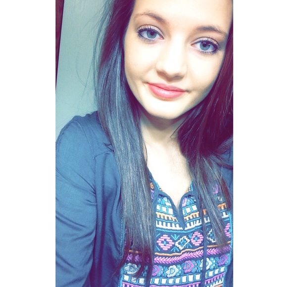 Profile Picture of Alana Pearce (@alanaaa_20) on Poshmark