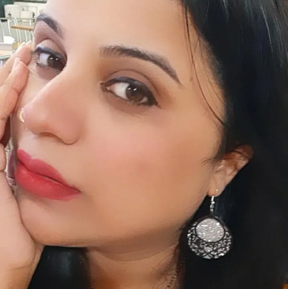 Profile Picture of Deepti Joshi (@deepsjo23) on Poshmark