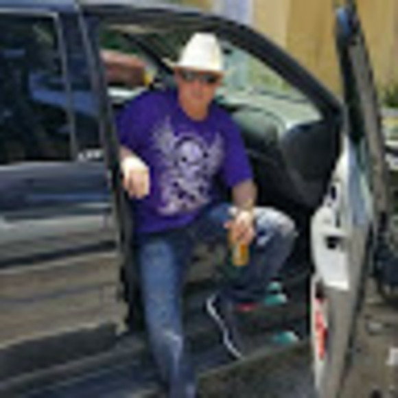 Profile Picture of Mario Bermudez (@mariobermude390) on Poshmark