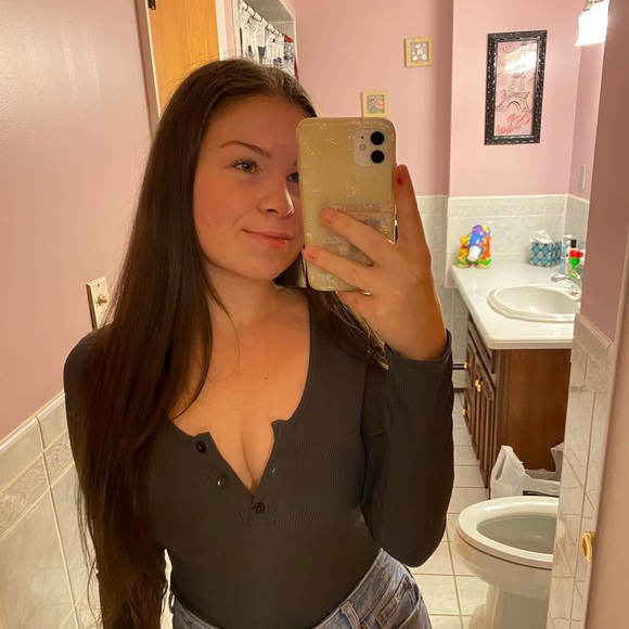 Profile Picture of Lindsay Gergits (@lindsaygergits) on Poshmark