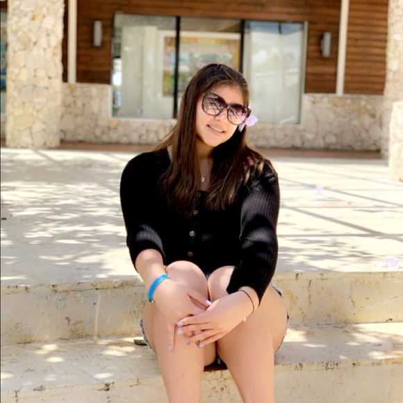 Profile Picture of Paula Castro (@paulacastro926) on Poshmark