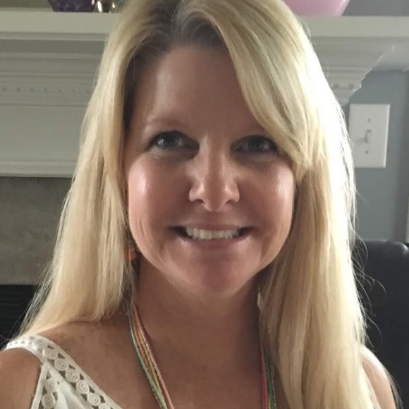 Profile Picture of Lisa Gillette (@lsg222) on Poshmark