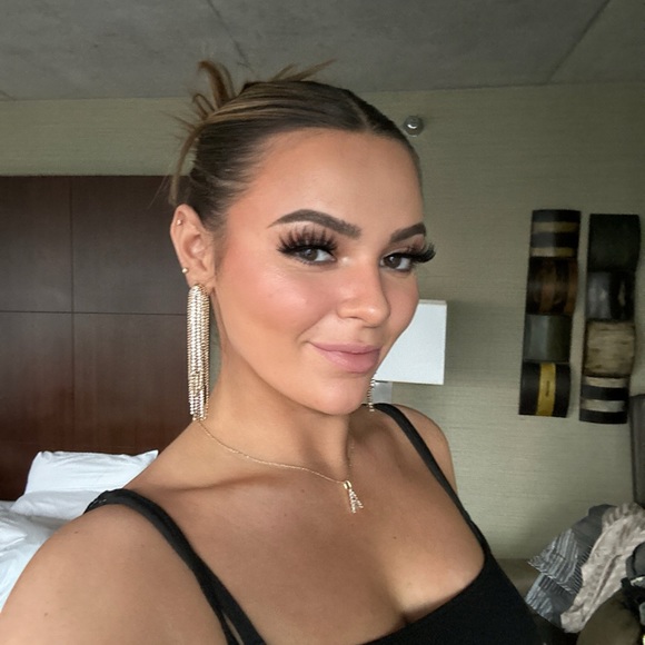 Profile Picture of Alle Togiai (@allejohnson32) on Poshmark