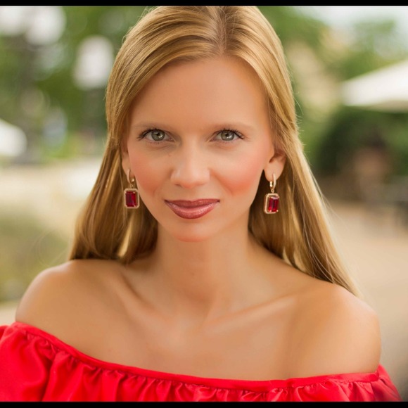 Profile Picture of Kateryna Tkachuk (@goddesskingdom) on Poshmark