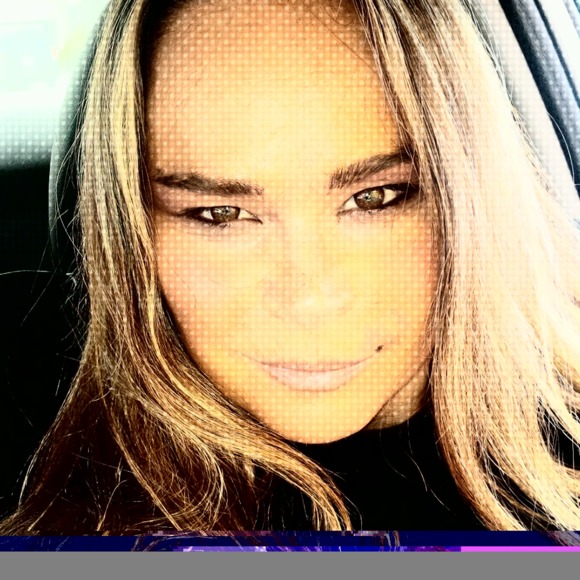 Helen Vardoulias - Poshmark Profile Picture of Helen Vardoulias (@cashmerian) on Poshmark