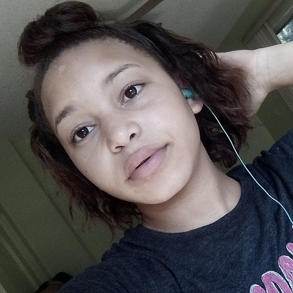 Profile Picture of Nashai Warthen (@nashaiwarthen) on Poshmark