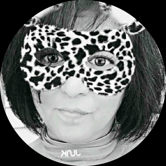 Profile Picture of Gloria Mitchell (@marglomardom) on Poshmark