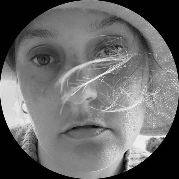 Profile Picture of Jeannie Wertz (@moimaneeko) on Poshmark