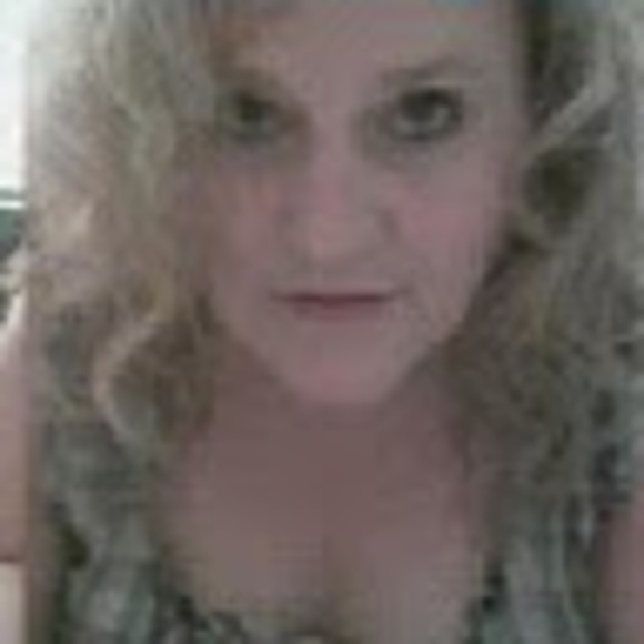 Profile Picture of Connie Matthews (@syllimom) on Poshmark
