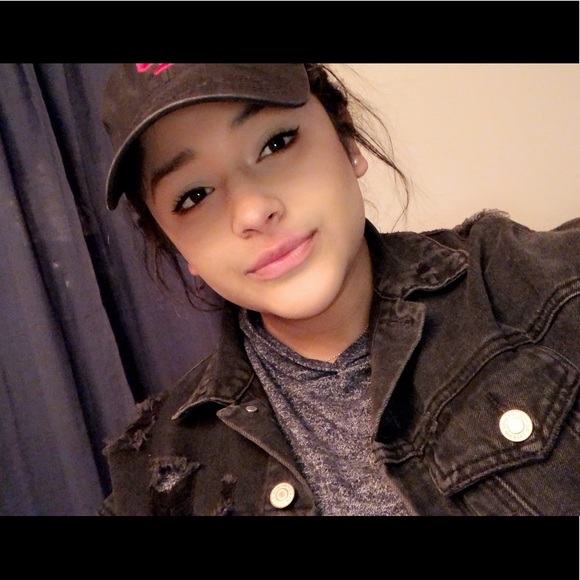 Profile Picture of Gisell Flores (@selly_flores) on Poshmark