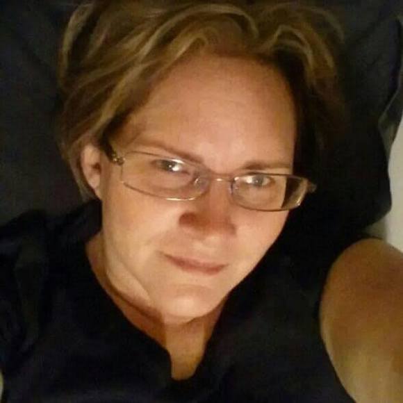 Profile Picture of Robin Flores (@robinflores) on Poshmark